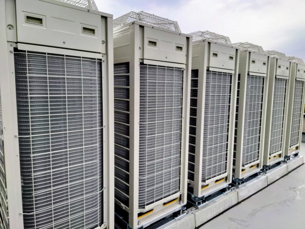 【現場に合わせた柔軟対応】クレーンなしでも室外機交換＆コストダウンを実現！
