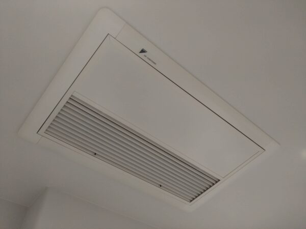 エントランス用にビルトインエアコン設置