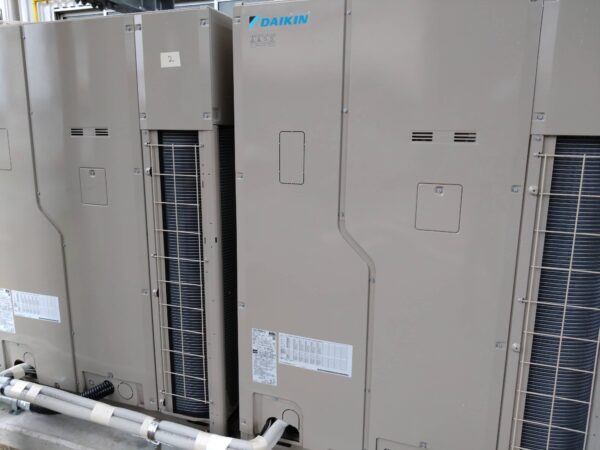 京都の沿岸部・大型物流倉庫で業務用エアコン工事｜重塩害仕様の室外機を採用
