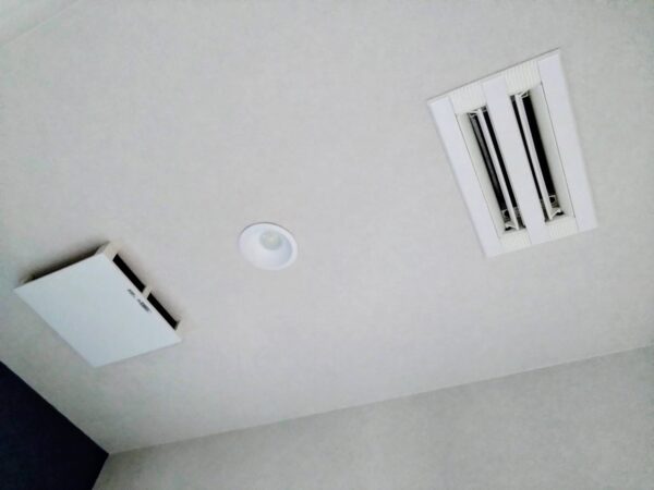店舗トイレも快適空間に｜業務用エアコンの吹き出し口を設置