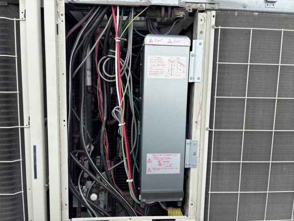 室外機内部にアクティブフィルター取付完了✨✨