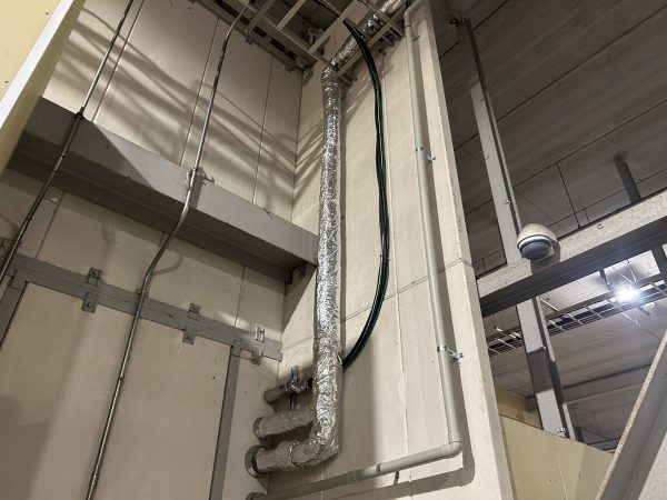 物流倉庫にて冷媒配管結露防止【ガラスウール二重巻き工事】